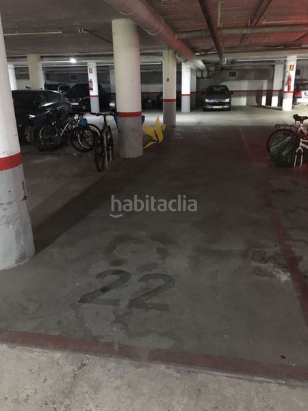 Foto fbfe92f5-7a91-4437-9624-3b8776856093. Aparcament cotxe a La Vila Olímpica del Poblenou Barcelona