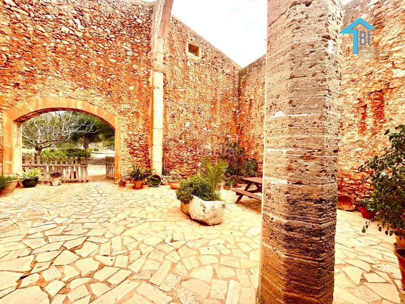 Foto f368dab4-b16d-4f69-b997-b938306984bc. Lloguer masia amb aparcament piscina a Zona Rústica - Interior Campos