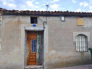 Casa en Adanero. Casa con patio y garaje, para rehabilitar, en adanero