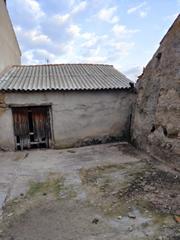 Casa a Adanero. Casa con patio y garaje, para rehabilitar, en adanero