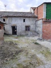 Casa a Adanero. Casa con patio y garaje, para rehabilitar, en adanero
