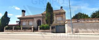 Chalet en Sanchonuño. Gran chalet independiente con jardín, en sanchonuño segovia