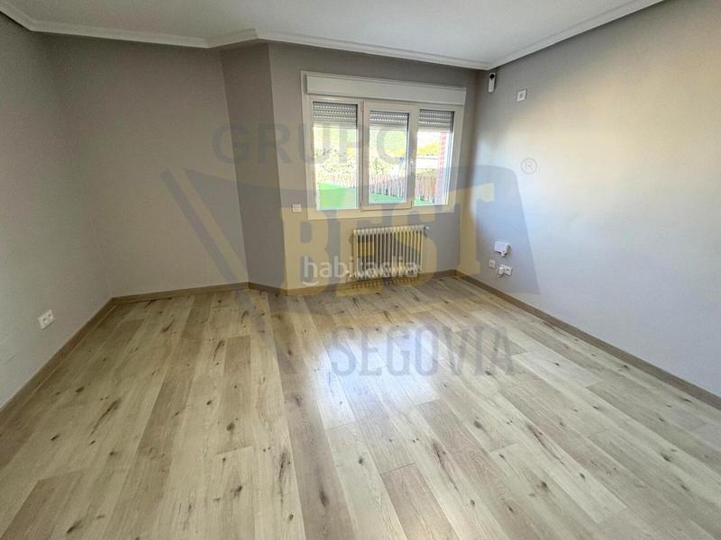 Foto 0c1b0bfe-74f2-4f96-9457-c206cd14417c. Casa adosada amplio chalet adosado, con patio y garaje, en el sotillo la lastrillasegovia en Lastrilla (La)