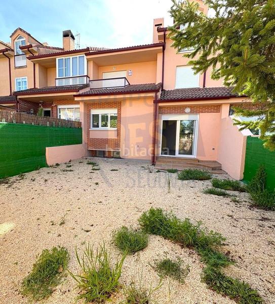 Foto 10a6510e-fc2e-4ec8-bd01-b2b4f1baacad. Casa adosada amplio chalet adosado, con patio y garaje, en el sotillo la lastrillasegovia en Lastrilla (La)