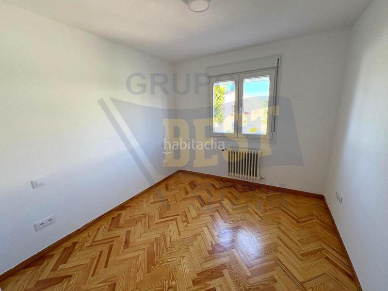 Foto 4ba7d578-8aaa-499a-b725-8690a1f1fbfd. Casa adosada amplio chalet adosado, con patio y garaje, en el sotillo la lastrillasegovia en Lastrilla (La)