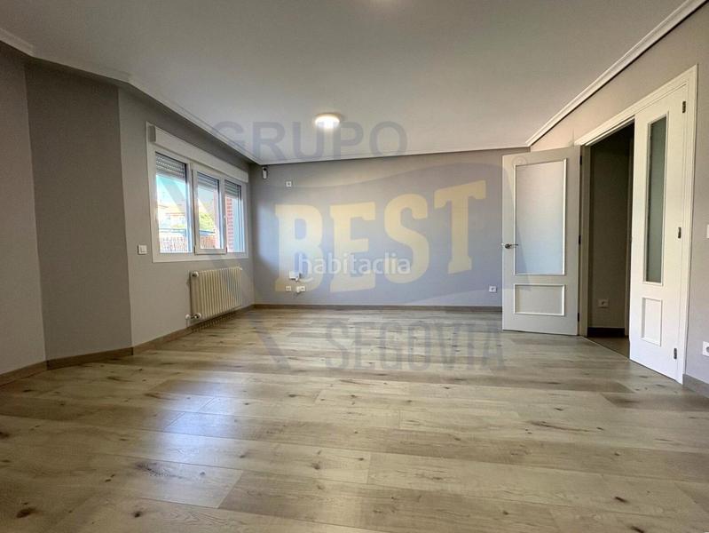 Foto 6c7400fd-567d-4523-b704-f24ae19303f4. Casa adosada amplio chalet adosado, con patio y garaje, en el sotillo la lastrillasegovia en Lastrilla (La)