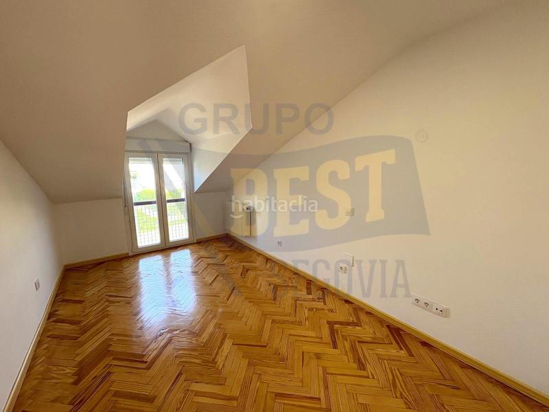 Foto 9a3aed7e-77a2-4923-8f38-3399a294cbdb. Casa adosada amplio chalet adosado, con patio y garaje, en el sotillo la lastrillasegovia en Lastrilla (La)