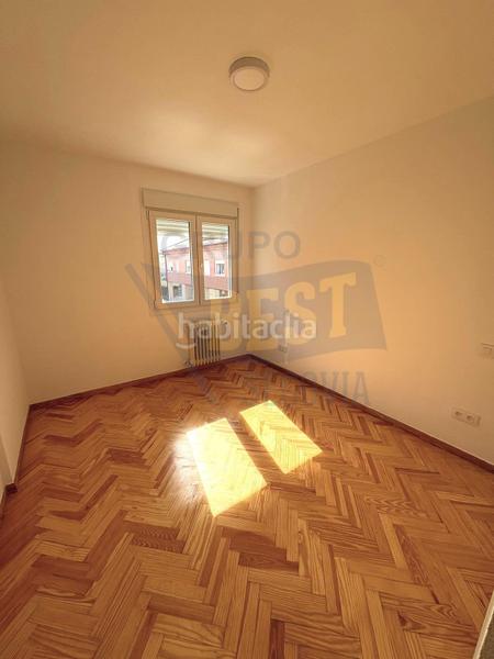 Foto fd74d9ab-92b4-4e44-9c0a-9282b094bfd6. Casa adosada amplio chalet adosado, con patio y garaje, en el sotillo la lastrillasegovia en Lastrilla (La)