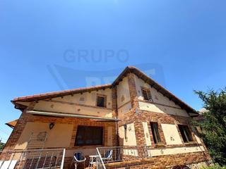 Chalet à Palazuelos de Eresma. Precioso chalet con todas las comodidades, en parque robledo pal