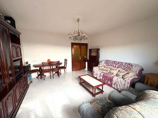 Appartement à San Lorenzo - San Marcos. Amplio piso de tres dormitorios y plaza de garaje, en zona vía r