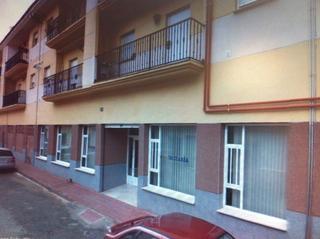 Lloguer Local Comercial  Calle cervantes. Local acondicionado, gran fachada a 2 calles con 3 escaparates a