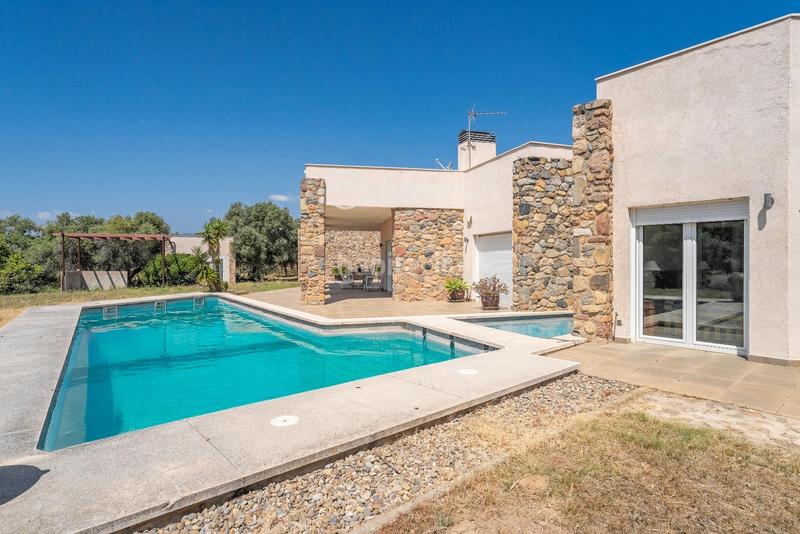Foto 9749c6cf-8c70-41ba-b5f3-4b1d5f644fff. Casa finca exclusiva con casa, molino, casa apartamento y nave en Cambrils