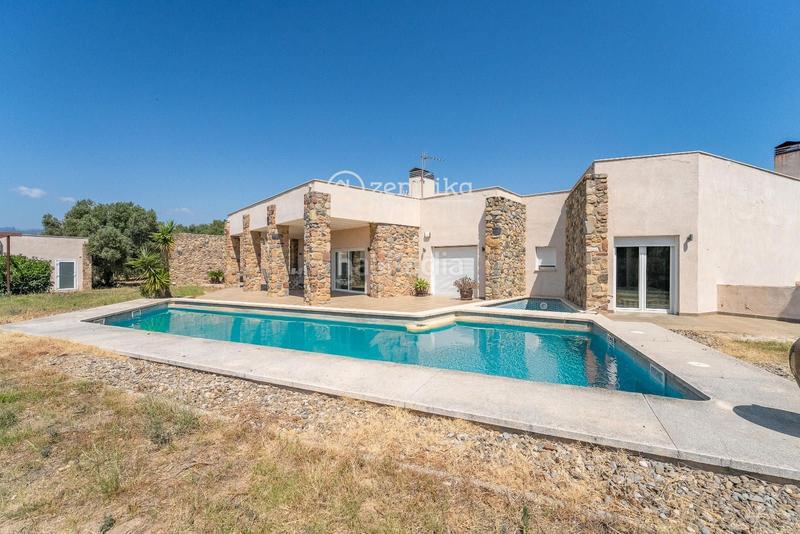 Foto a5527345-0d08-4b0d-ba25-145a9ccc1e2e. Casa finca exclusiva con casa, molino, casa apartamento y nave en Cambrils