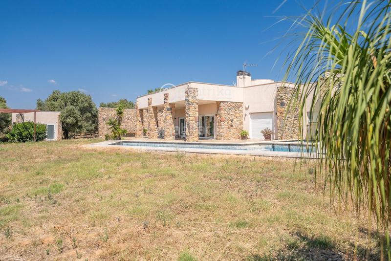 Foto a63fd2fe-5eb5-4429-8af6-85f9f49ce85a. Casa finca exclusiva con casa, molino, casa apartamento y nave en Cambrils