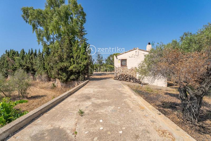 Foto ca8561dd-49c5-4d84-8a18-f583eb51a3e9. Casa finca exclusiva con casa, molino, casa apartamento y nave en Cambrils
