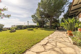 Xalet  Quarter del  sud. Casa independiente con amplio jardín en pleno centro urbano de a