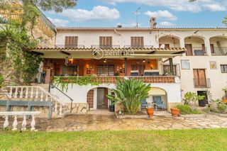 Chalet  Quarter del  sud. Casa independiente con amplio jardín en pleno centro urbano de a