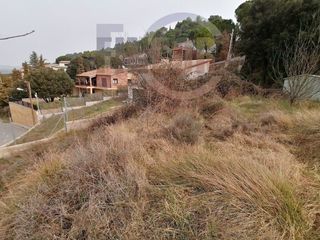 Terreny residencial a Monistrol de Calders. Soleado semiplano con muro y entrada.