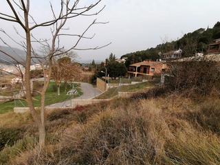 Terreno residencial en Monistrol de Calders. Soleado semiplano con muro y entrada.