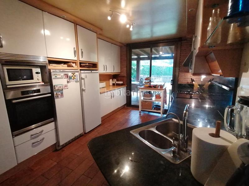 Foto 1c7f3382-18c4-4d33-ba72-70bf59201ac1. Chalet with fireplace heating parking pool in Bellaterra