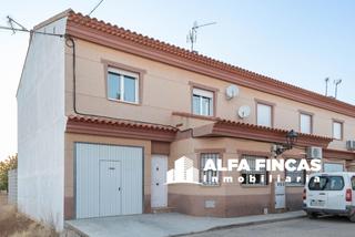 Maison jumelée à Los nuevos 22. Chalet adosado en venta en casasimarro