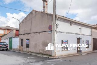 Xalet a José huerta 12. Casa en venta en la alberca de zancara
