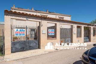 Casa adossada a Calvario 26. Chalet adosado en venta en atalaya de cañavate