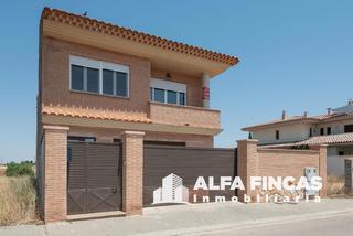 Xalet a Aldonza lorenzo 130. Casa en venta en villarrobledo