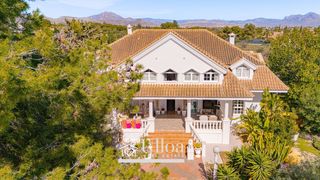 Chalet in Sol y Luz. Mansión de 459 m2 en parcela de 2.000 m2 entre san vicente y ali