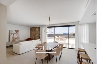 Maison jumelée à Bonalba-Cotoveta. Pareado contemporáneo con vistas al mar en mutxamel