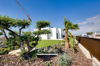 Casa pareada en Bonalba-Cotoveta. Armonía entre diseño y naturaleza