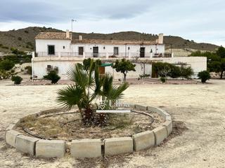 Casa a Pueblo Acantilado-Lanuza. Antigua casa situada en enorme parcela para reformar o construir