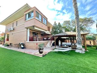 Casa aparellada  Calle pegas. Fabuloso chalet pareado en la almajada de muchamiel