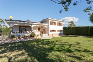 Chalet in Campello Pueblo. Amplio chalet reformado en el campello