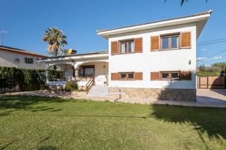 Xalet a Campello Pueblo. Amplio chalet reformado en el campello