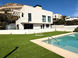 Haus  Avenida albufereta. Villa independiente en albufereta con vistas al mar