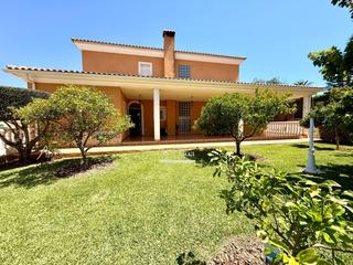 Chalet in La Huerta. Chalet de ensueño con gran jardin y piscina  en la huerta  mutxa