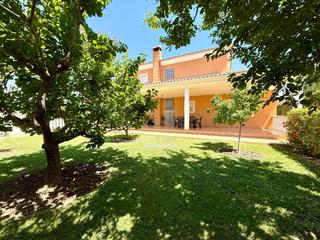 Chalet en La Huerta. Chalet de ensueño con gran jardin y piscina  en la huerta  mutxa
