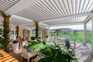 Maison jumelée à Monforte del Cid. Villa moderna con piscina privada y tres dormitorios en font del