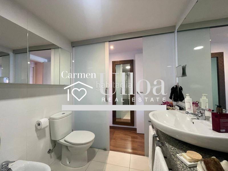 Foto d12b4c49-cd55-4e75-9b4e-382b4cb50f37. Piso exclusiva vivienda reformada frente al mar en primera línea en Alicante