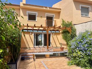 Casa aparellada a Pueblo Español-Coveta Fumá. Exclusivo chalet adosado en primera línea de mar en el campello