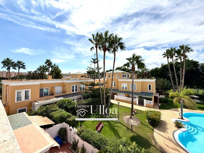 Foto b0bf070f-ad22-4290-9532-f2d98198f466. Casa adossada amb aparcament piscina a Alicante golf Alicante
