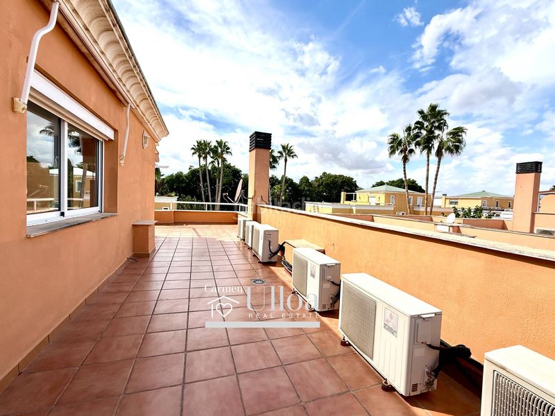 Foto d4425360-419d-4008-ade0-668787c38b3e. Casa adossada amb aparcament piscina a Alicante golf Alicante