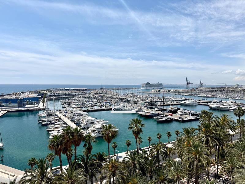 Foto 126b471a-8b2b-4d12-9f52-e1507bac2d29. Piso espectacular vivienda histórica en primera línea del puerto en Alicante