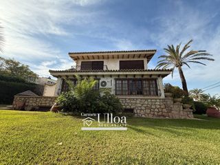 Casa a Vistahermosa. Elegante villa independiente con amplio jardín y piscina en vist