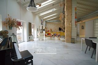 Flat in Barrio del Centro. Propiedad histórica reformada con cuidado diseño y gran altura d