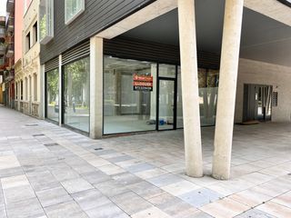 Miete Geschäftsraum  Carrer joaquim vayreda. Local comercial a la devesa  amb sortida de fums