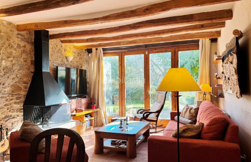 Foto 8b46e2fe-8e48-4423-8df3-76fb5e762289. Casa amb xemeneia calefacció aparcament a Palol de Revardit