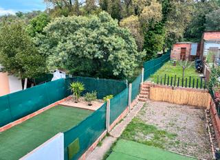 Casa adossada a Palau. Casa completament reformada amb jardi de 170m2