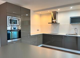 Location Appartement  Rotonda de taialà. Impecable, molt espaios